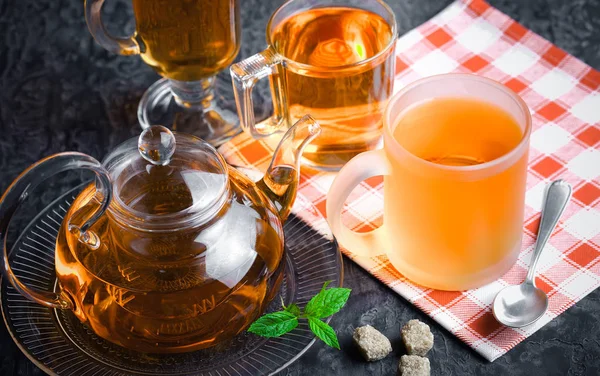 çay sıcak bir içecek olduğunu