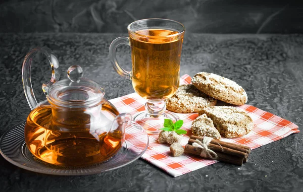 çay sıcak bir içecek olduğunu