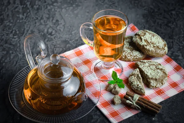 çay sıcak bir içecek olduğunu