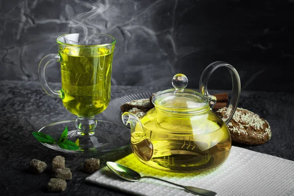 çay sıcak bir içecek olduğunu