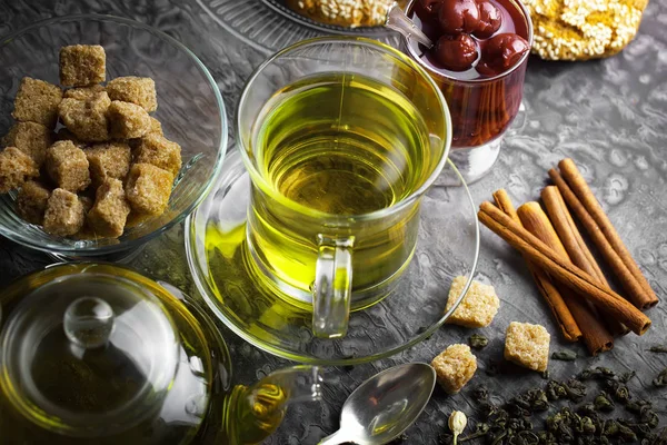 çay sıcak bir içecek olduğunu