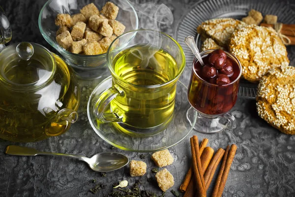 çay sıcak bir içecek olduğunu