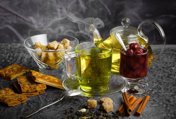 çay sıcak bir içecek olduğunu