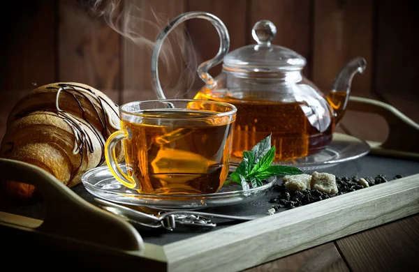 Tee ist ein heißes Getränk — Stockfoto