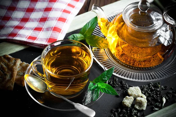 çay sıcak bir içecek olduğunu