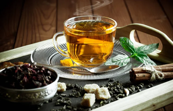 çay sıcak bir içecek olduğunu