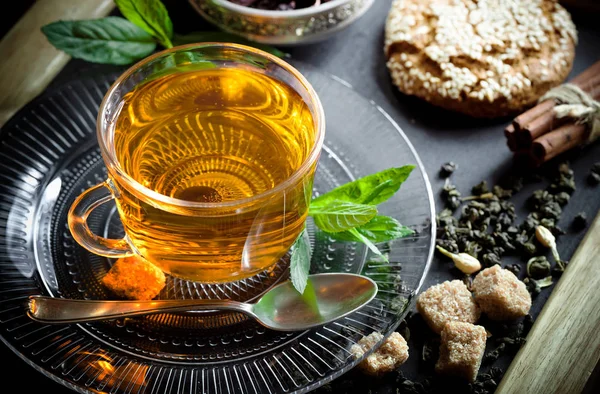 çay sıcak bir içecek olduğunu