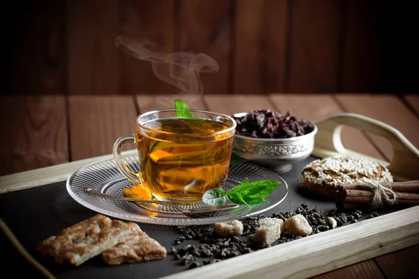 çay sıcak bir içecek olduğunu