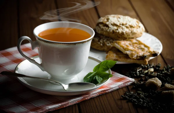 çay sıcak bir içecek olduğunu