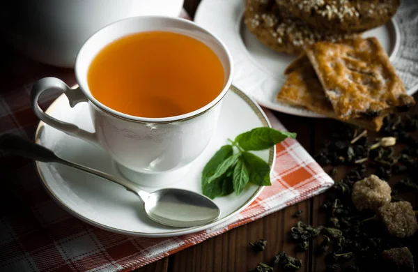 çay sıcak bir içecek olduğunu