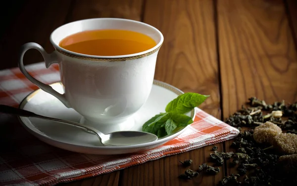 çay sıcak bir içecek olduğunu