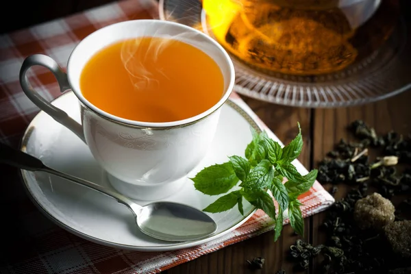 çay sıcak bir içecek olduğunu