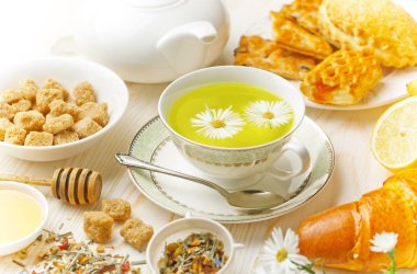 çay sıcak bir içecek olduğunu