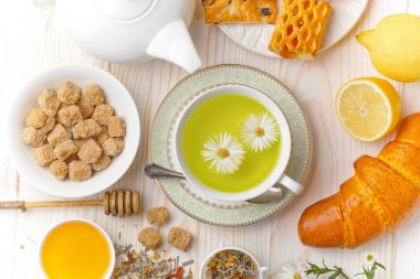 çay sıcak bir içecek olduğunu