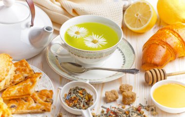 çay sıcak bir içecek olduğunu