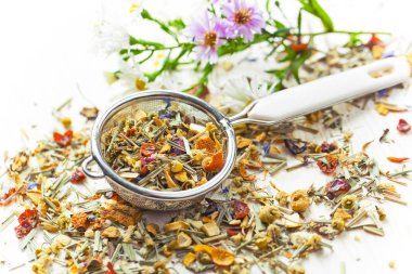 çay sıcak bir içecek olduğunu