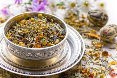 çay sıcak bir içecek olduğunu