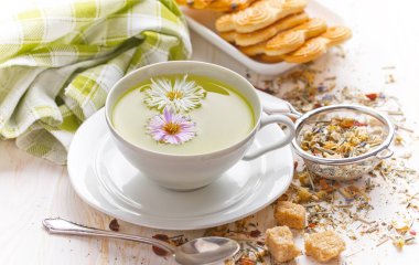 çay sıcak bir içecek olduğunu