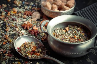 çay sıcak bir içecek olduğunu