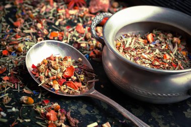 çay sıcak bir içecek olduğunu