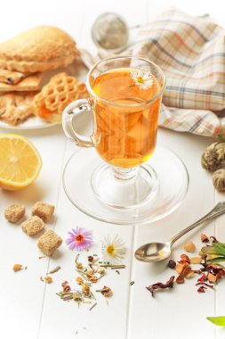 çay sıcak bir içecek olduğunu