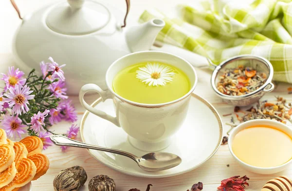 çay sıcak bir içecek olduğunu