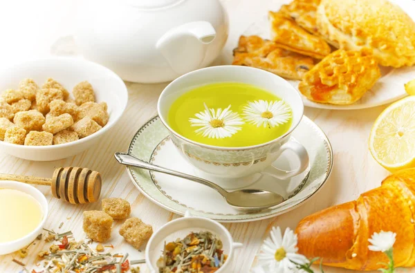 çay sıcak bir içecek olduğunu