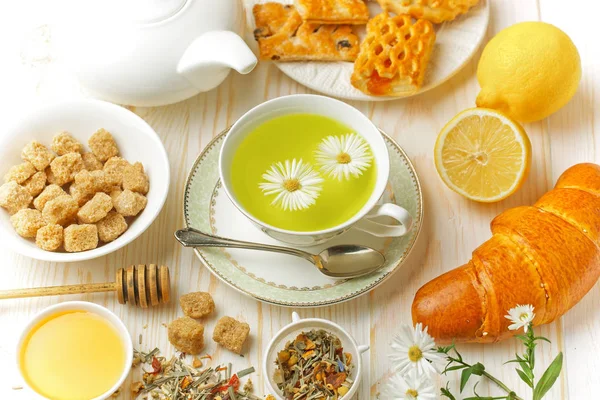 çay sıcak bir içecek olduğunu