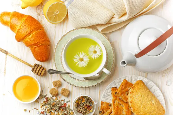 çay sıcak bir içecek olduğunu