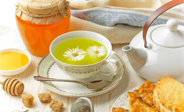 çay sıcak bir içecek olduğunu