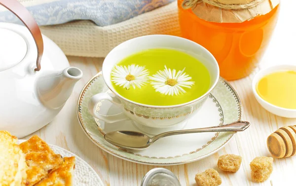 çay sıcak bir içecek olduğunu