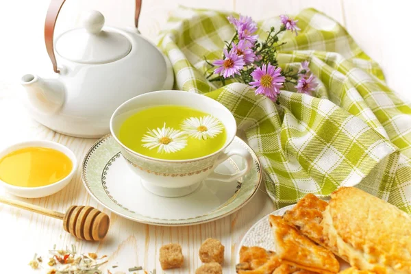 çay sıcak bir içecek olduğunu