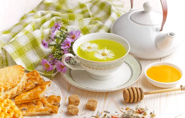 çay sıcak bir içecek olduğunu