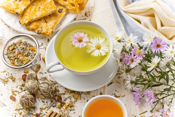 çay sıcak bir içecek olduğunu