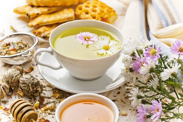 Tee ist ein heißes Getränk — Stockfoto