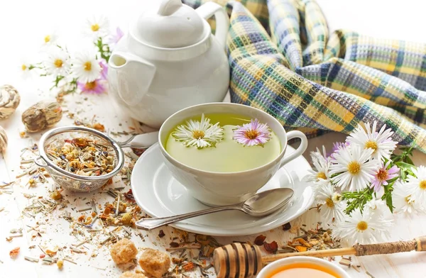 Tee ist ein heißes Getränk — Stockfoto