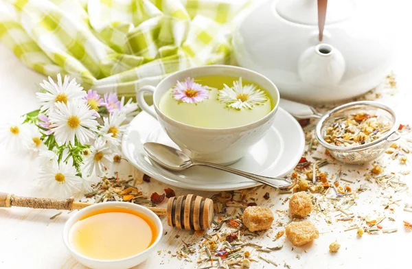 çay sıcak bir içecek olduğunu