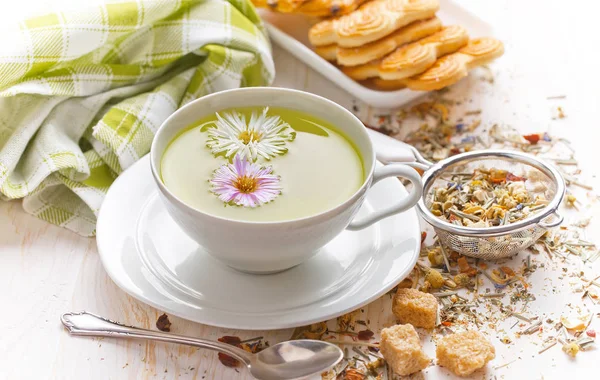 çay sıcak bir içecek olduğunu