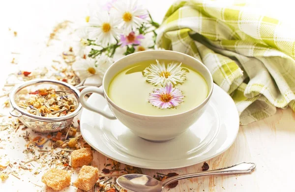 çay sıcak bir içecek olduğunu