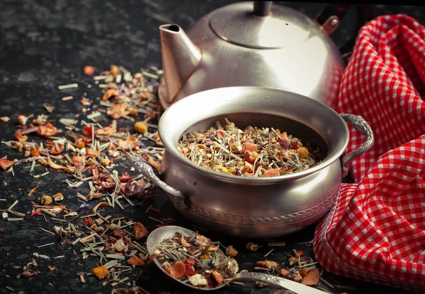 çay sıcak bir içecek olduğunu