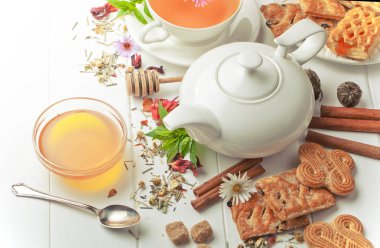 çay sıcak bir içecek olduğunu