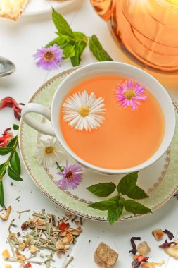 çay sıcak bir içecek olduğunu