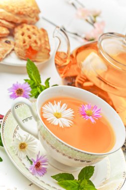 çay sıcak bir içecek olduğunu