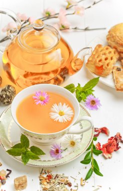 çay sıcak bir içecek olduğunu