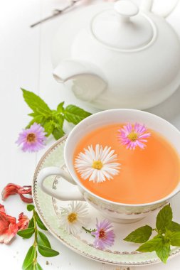 çay sıcak bir içecek olduğunu