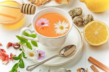 çay sıcak bir içecek olduğunu