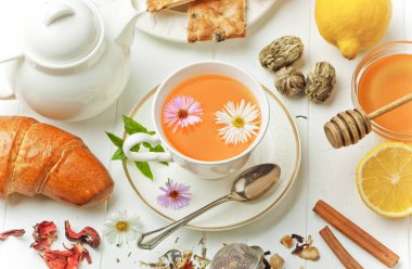 çay sıcak bir içecek olduğunu