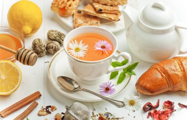 çay sıcak bir içecek olduğunu