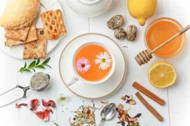 çay sıcak bir içecek olduğunu