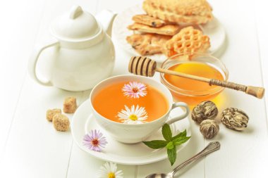 çay sıcak bir içecek olduğunu